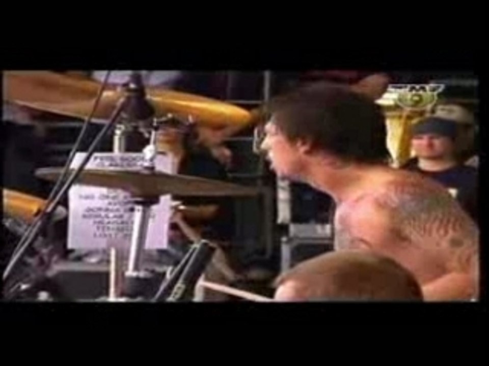 Queens Of The Stone Age - (Live Werchter 2002 feat. Dave Gro