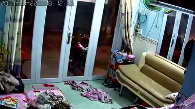 Người đàn ông lạ mặt thản nhiên vào nhà lục đồ và ra tay đánh chủ nhà để cướp điện thoại