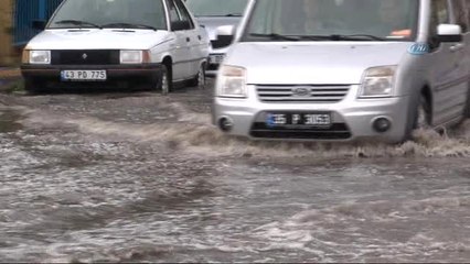 İzmir'de Yağmur Caddeleri Göle Çevirdi