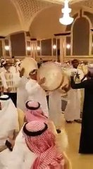 هياط بشكل جديد .. توزيع عشرات الجوالات على ضيوف في حفل زواج