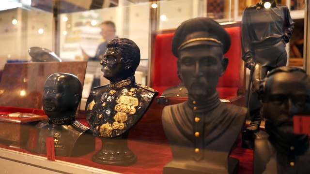 Moscou: exposition d'objets artisanaux faits par des prisonniers