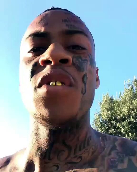 Boonk jete une liasse de 2000$ dans une cours d'école et crée l'euphorie chez les jeunes