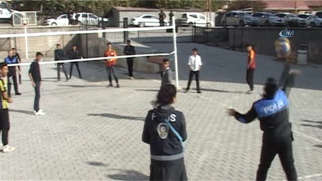 Hakkarili Gençler, Polis Ağabeyleriyle Voleybol Maçında Bir Araya Geldi