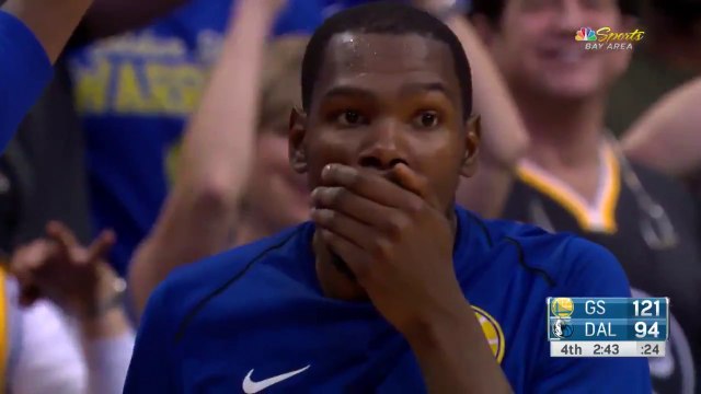 Le dunk avec la planche en match de Jordan Bell (Warriors)