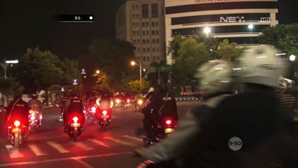 Demi Mencari Uang, Ibu Ini Terpaksa Membawa Anaknya Berkaraoke Keliling