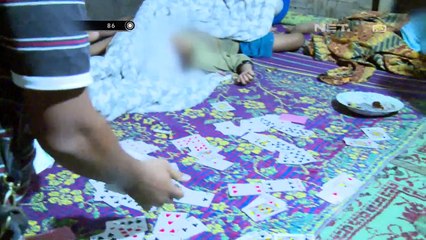 Ibu Ini Mencoba Menenangkan Anaknya yang Hendak Dibawa ke Kantor Polisi