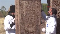 Bitlis Ahlat'taki Tarihi Mezarlıkta 600 Mezar Taşı Düzeltildi