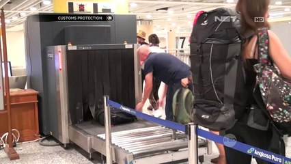 Membawa Lebih Dari Satu Liter, Bule Ini Merelakan Setengah Isi Botol Dibuang - Customs Protection