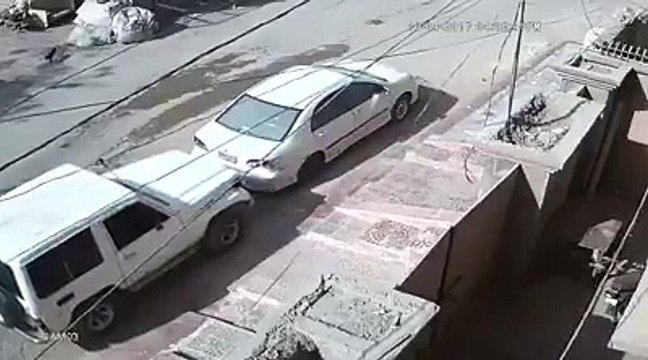 کراچی کے علاقے گلشن اقبال بلاک 4 میں دن دیہاڑے ہونے والی ڈکیتی کی واردات کی ویڈیو دیکھیں۔ ویڈیو: محمد حمزہ۔ کراچی