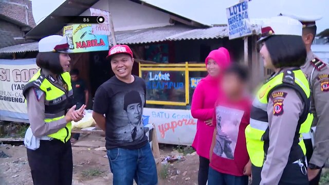 Anak Ini Ketakutan & Menangis Histeris Melihat Orangtuanya Ditilang - 86