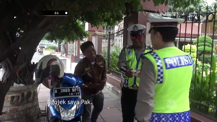Melawan Arus, Bapak Ini Jatuh Dari Motor & Membawa Penumpang - 86