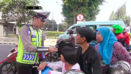 Saat Diberhentikan Oleh Tim Korlantas Polri, Seorang Ibu Lambaikan Tangan ke Kamera-86