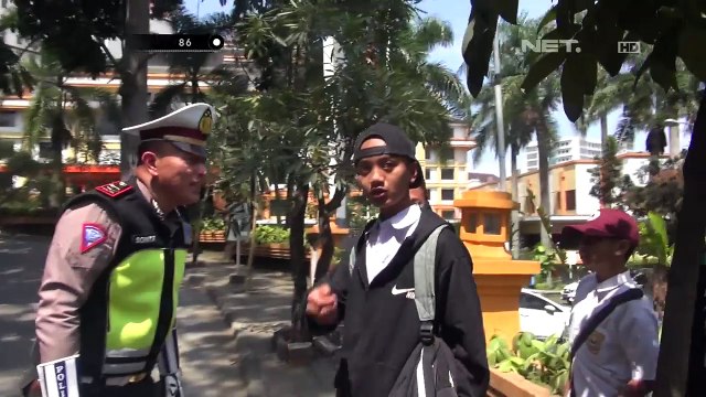 Membawa Anak & Mengantuk Saat Berkendara, Petugas Tegur Pengendara ini - 86