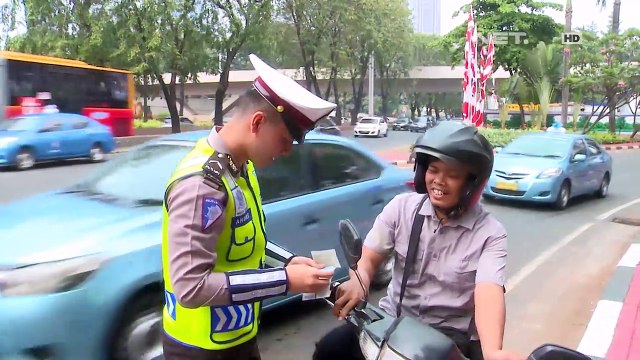 Lucunya Pelanggar Lalu Lintas Ini Minta Bripda Andre Untuk Memperbesar Rambu Lalu Lintas - 86
