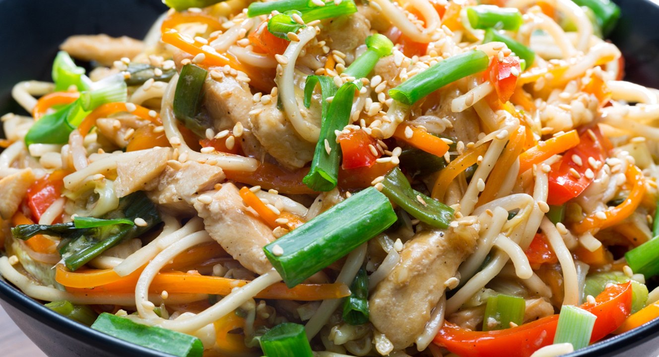 بالفيديو، طريقة عمل شومين نودلز بالدجاج والخضروات