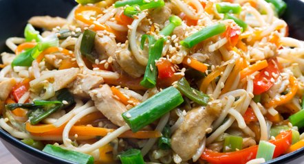 بالفيديو، طريقة عمل شومين نودلز بالدجاج والخضروات