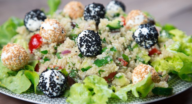 طريقة عمل سلطة الكينوا اليونانية بالفيديو