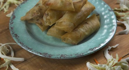 طريقة عمل سبرنغ رول بالنودلز والكراب بالفيديو