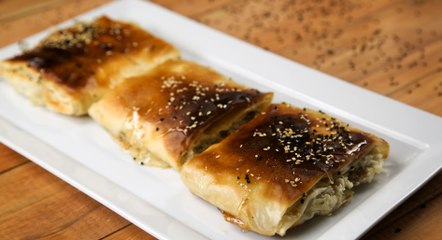 طريقة عمل فطيرة الفيتا اليونانية بالعسل بالفيديو