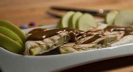 طريقة عمل كسادياس بجبنة البري والكراميل بالفيديو