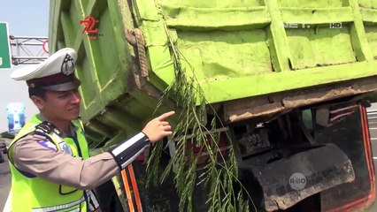 Tim Korlantas Polri Membantu Supir Truk yang Mengalami Ban Rusak di Persimpangan Jalan Tol -86