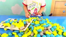 Развивающие игры для детей Делаем с кукурузки Миньонов Видео для детей