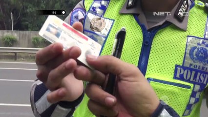 Takut Ditilang, Pengemudi Ini Mencoba Untuk Menyuap Petugas - 86