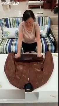 Plier les vêtements ? Aucun problème pour cette jeune femme qui a une technique infaillible