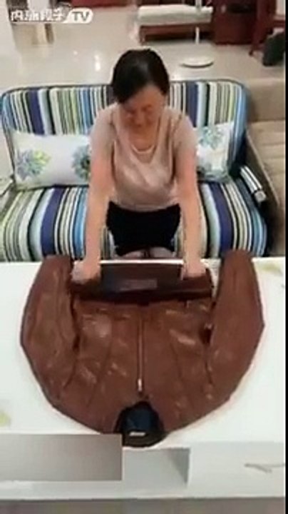 Plier les vêtements ? Aucun problème pour cette jeune femme qui a une technique infaillible