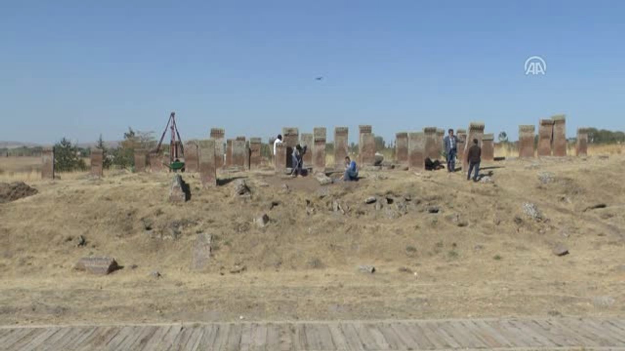 Ahlat'taki Selçuklu Mezarlığında 600 Mezar Taşı Düzeltildi