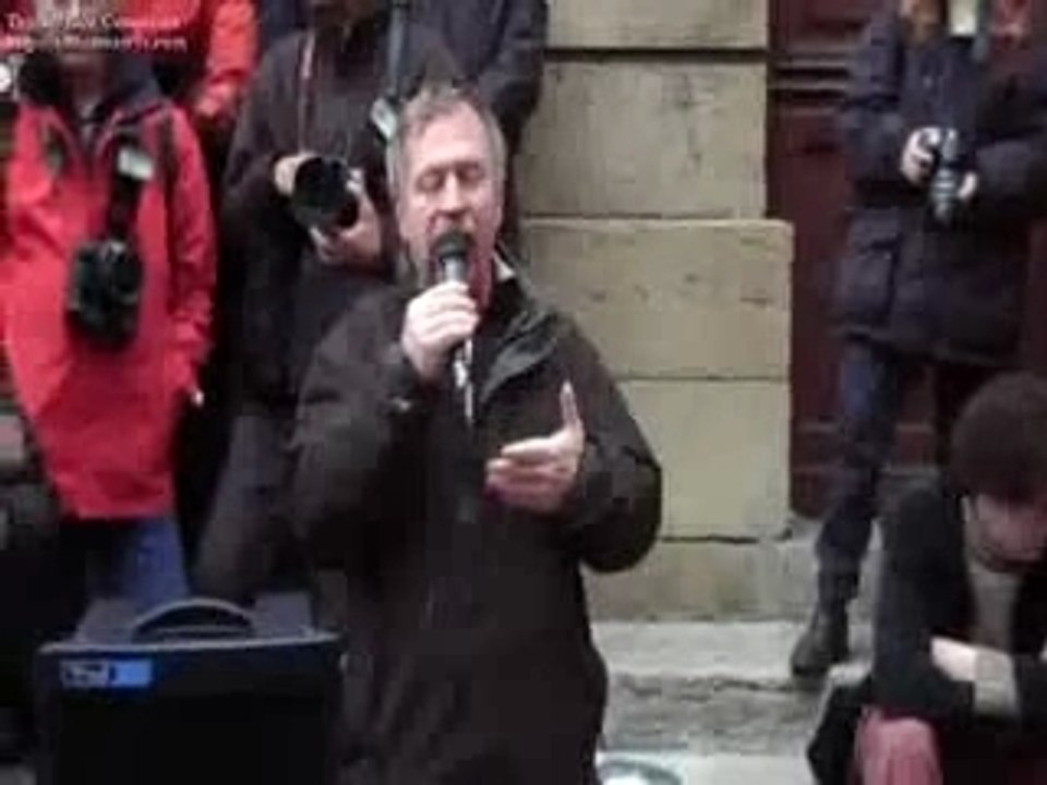 José Bové devant le tribunal de Millau