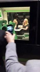 Ils laissent leur ami ivre dormir dans un train