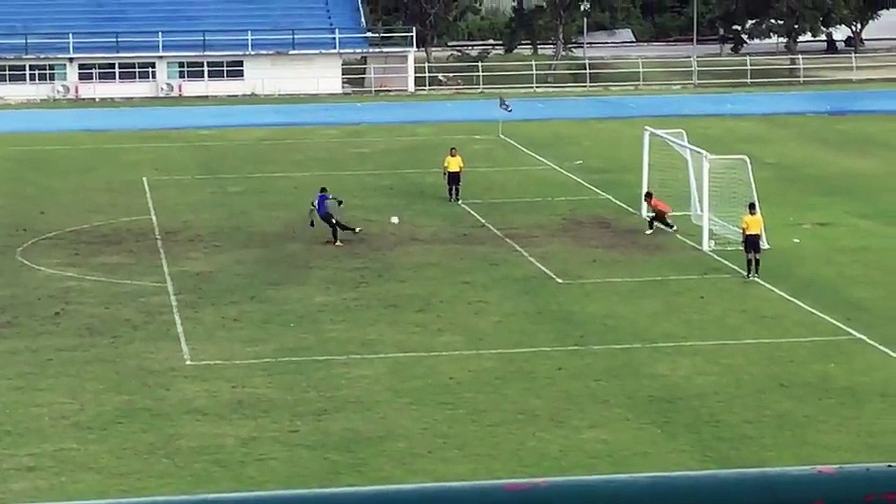 Penalty sur la barre, le gardien exulte... et but !