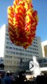 Une fillette s'envole portée par 4000 ballons gonflés à l'hélium !