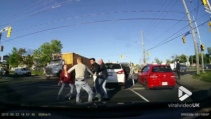 Les trucs les plus fous filmés sur la route au volant !!