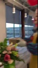 Ce livreur de pizza... est le clown effrayant de ÇA !