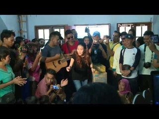 Entertainment News - Pasca melahirkan Ayu Ting Ting hibur korban banjir