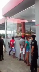 Ce policier sur les nerfs remet en place une voleuse... Chaud!!!!