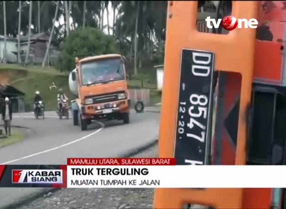 Hindari Menabrak Anak Sekolah, Truk Terguling