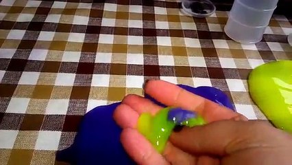 Je mélange plusieur couleur de slime et de sable magique