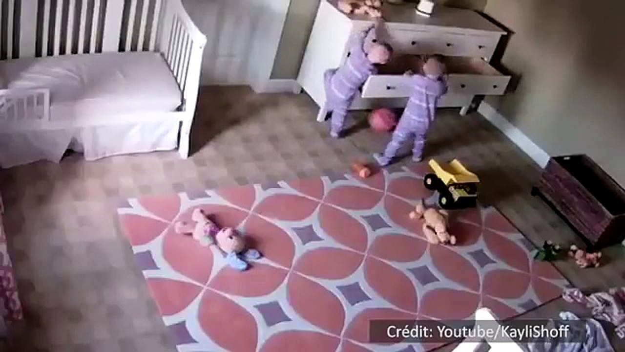 À 2 ans, il sauve son frère jumeau coincé sous une commode