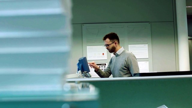 VÍDEO: McLaren aprende español para seducir a Alonso (tomas falsas)