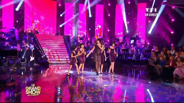 Les filles de la troupe du Grand Show des Enfants et Liane Foly interprètent Chanson des jumelles - 30 octobre 2010