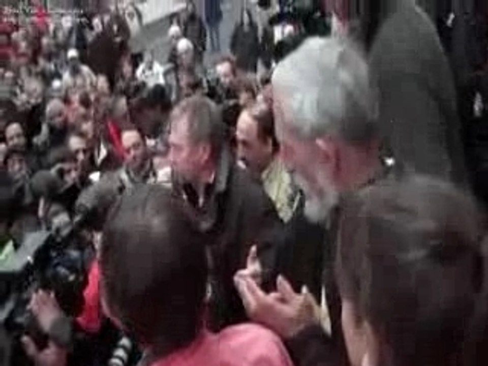 Sortie de José Bové du tribunal de Millau