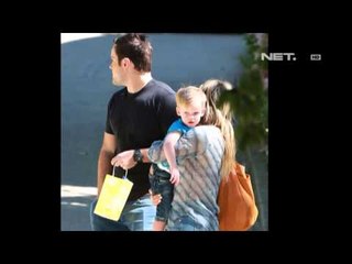 Tải video: Entertainment News-Hilary Duff dan Mike Comrey tetap menjaga hubungan baik