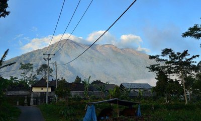 Viral, Warga Nekat Mendaki Gunung Agung