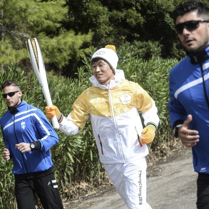 Allumée, la flamme olympique entame son périple avant les JO d'hiver 2018