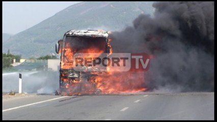Report TV - Milot, merr flak autobusi me turistë, nuk ka të lënduar