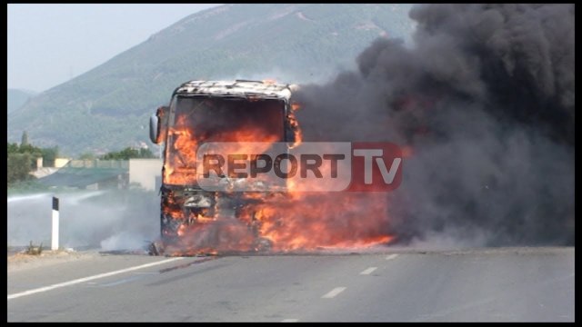 Report TV - Milot, merr flak autobusi me turistë, nuk ka të lënduar