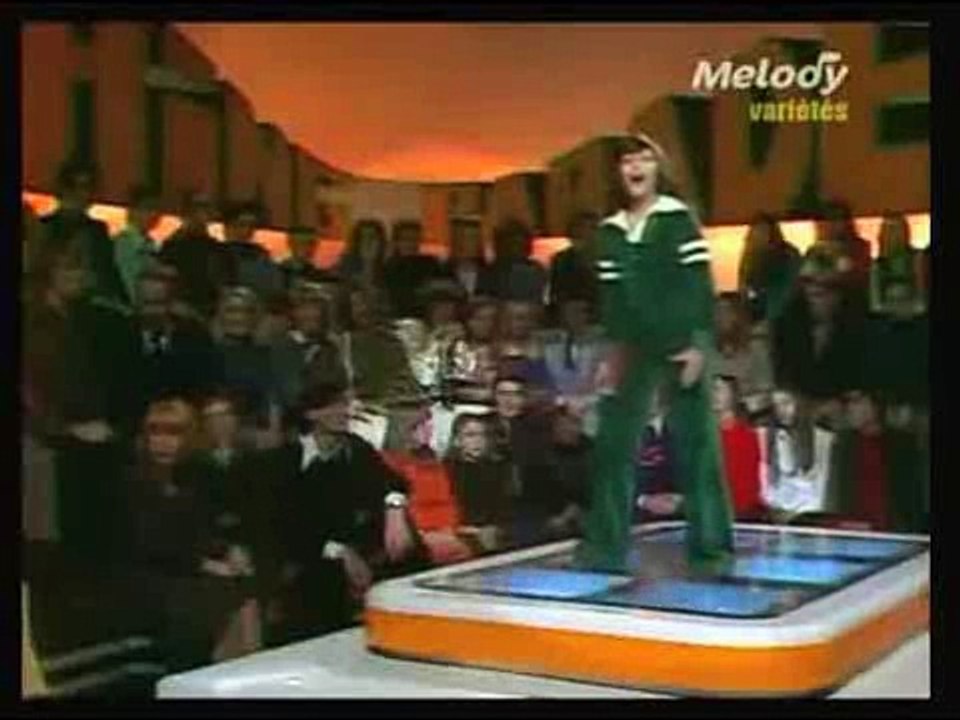 Noam interprète "Viens maman on va danser" dans l'émission Ring Parade